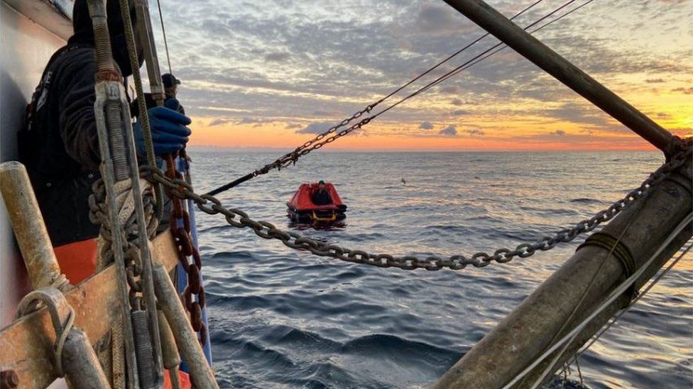 Береговая охрана поделилась фотографией моряков, спасающих пропавшего рыбака