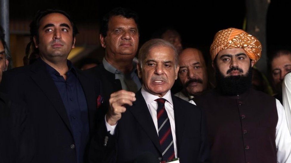 Лидеры оппозиционных политических партий Билавал Бхутто Зардари (слева) из Пакистанской народной партии и Шехбаз Шариф (2-й слева) из Пакистанской мусульманской лиги Наваз (PMLN) беседуют с журналистами после того, как 7 апреля Верховный суд страны отменил решение правительства заблокировать вотум недоверия и последующее решение о роспуске парламента.