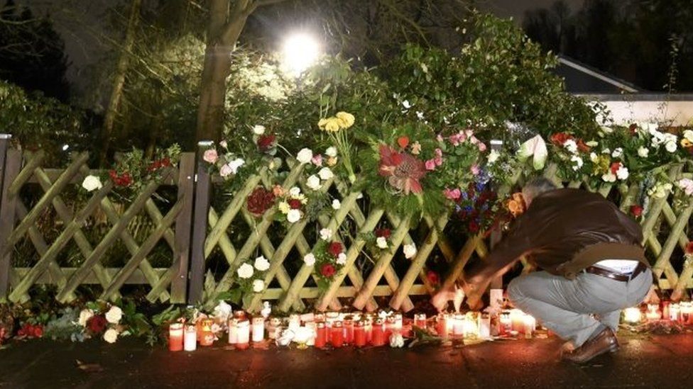 People light candles and lay flowers outside Helmut Schmidt's house in Hamburg. Photo: 10 November 2015