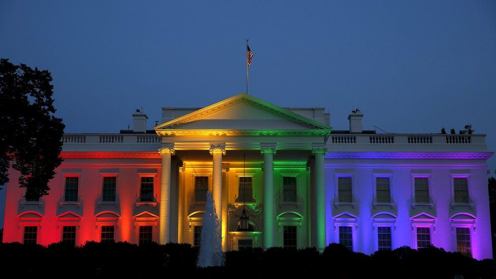 Белый дом освещен цветами радуги после исторического постановления Верховного суда о легализации однополых браков в Вашингтоне, США, 26 июня 2015 года.