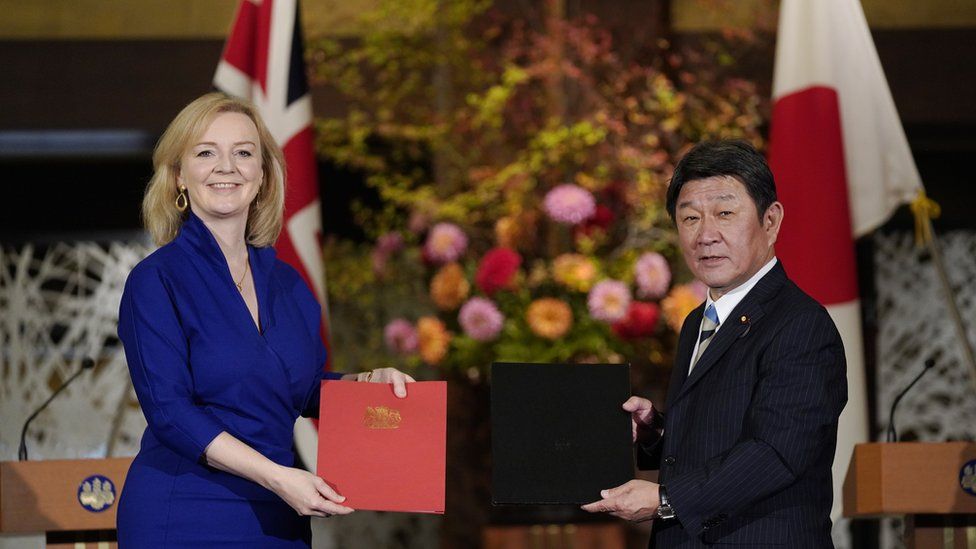 UK Secretary of State for International Trade Liz Truss (L) and Japanese Foreign Minister Toshimitsu Motegi