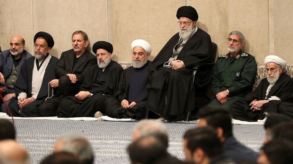 Верховный лидер Ирана аятолла Али Хаменеи (3-й справа), начальник сил Кудс генерал Эсмаил Каани (2-й справа), президент Хасан Рухани (4-й справа), глава судебной системы Эбрагим Раиси (4-й слева), председатель Ассамблеи экспертов Ахмад Джаннати (справа) , посетите мемориал Касему Сулеймани в Тегеране, Иран, 9 января 2020 года