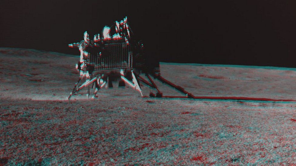 Фотография спускаемого аппарата «Викрам», сделанная марсоходом «Прагьяан»