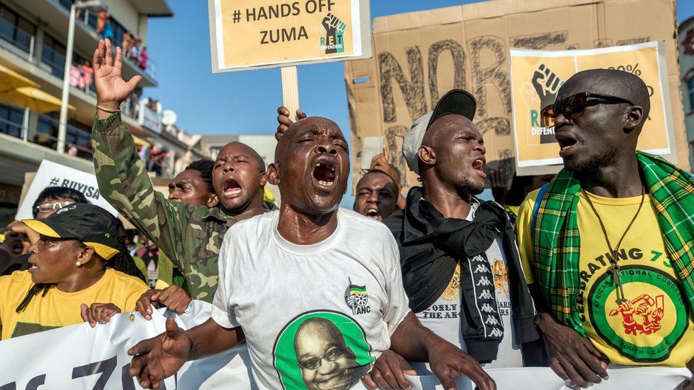 Сторонники митинга Джейкоба Зумы перед его появлением в Высоком суде провинции Квазулу-Натал по обвинению в коррупции в Дурбане 6 апреля 2018 г.