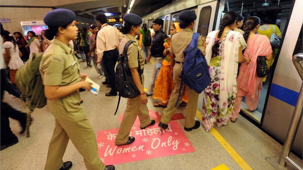 Женское купе в метро Дели