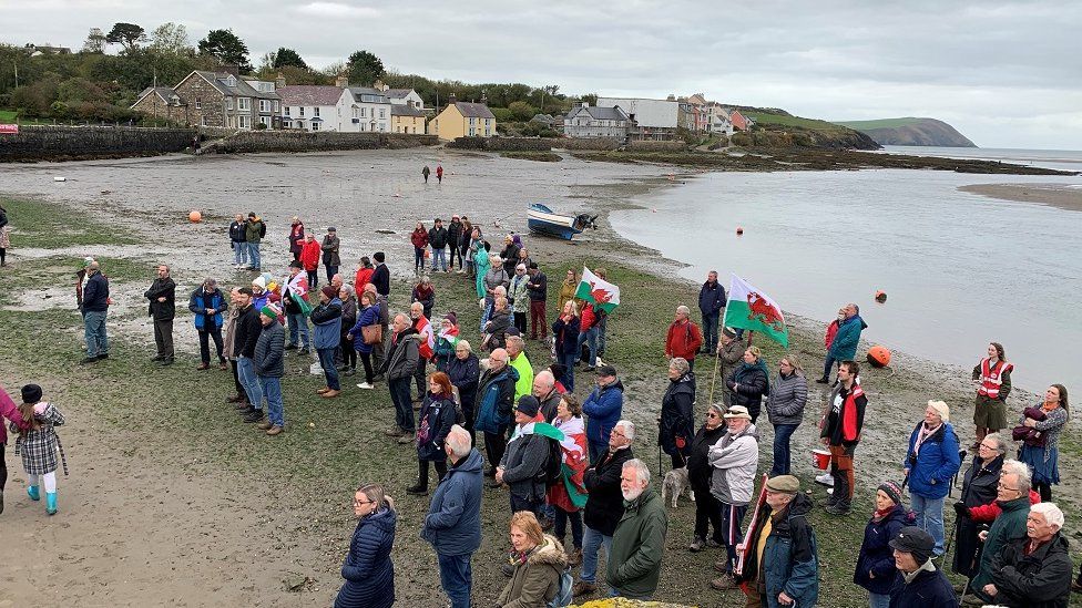 Rali Yn Galw Am Daclo Argyfwng Ail Gartrefi Sir Benfro Bbc Cymru Fyw