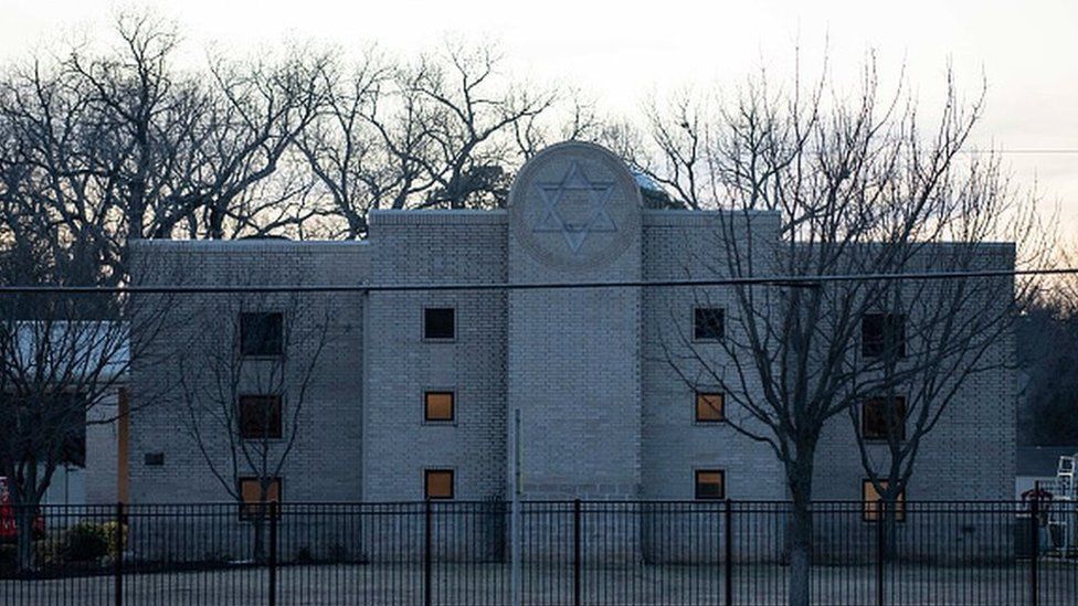 Четыре человека были взяты в заложники в синагоге Бет Исраэль в Колливилле, штат Техас, 15 января