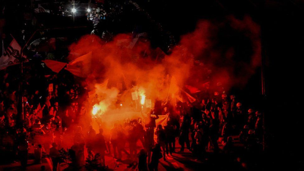 Протестующие машут факелами во время ночных демонстраций в Сан-Паулу