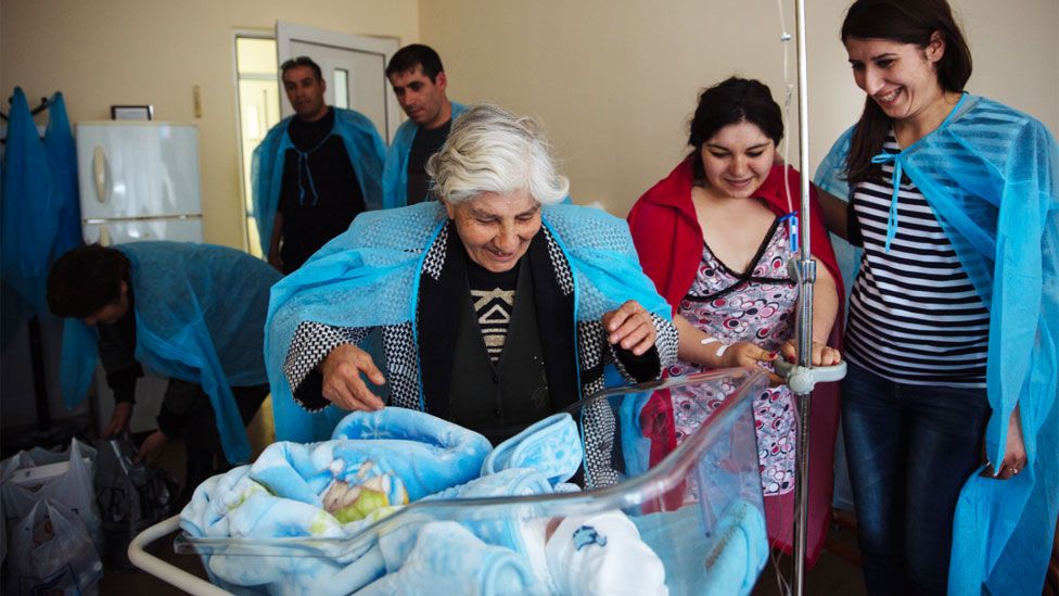 La región del mundo donde las madres prefieren tener hijos varones (y qué las fuerza a tomar esa decisión)