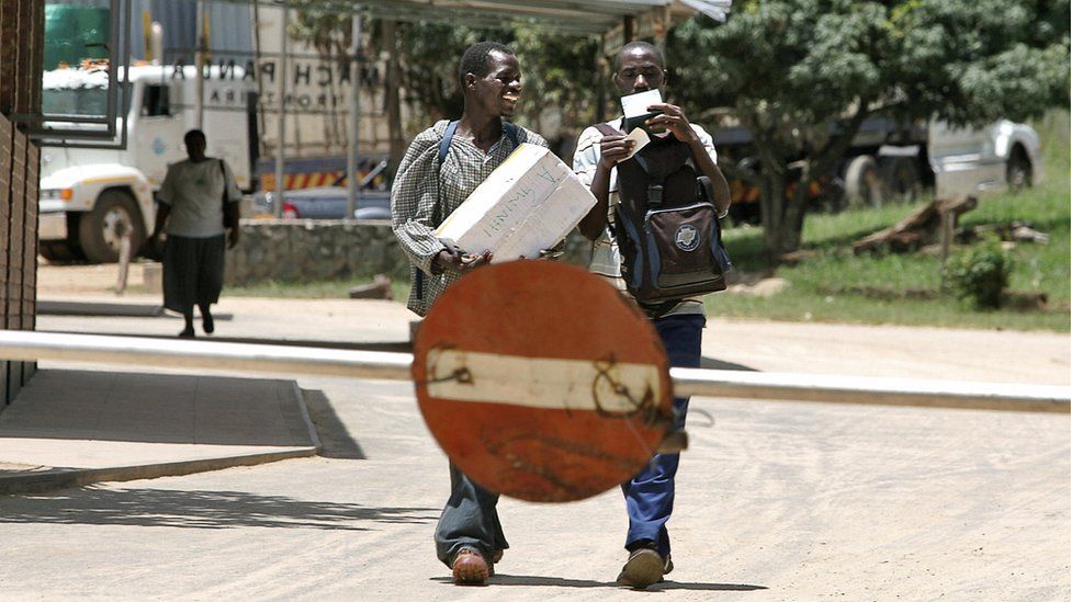 Zimbabweans crossing the border to Mozambique after visas were no longer required to enter the country in 2007.