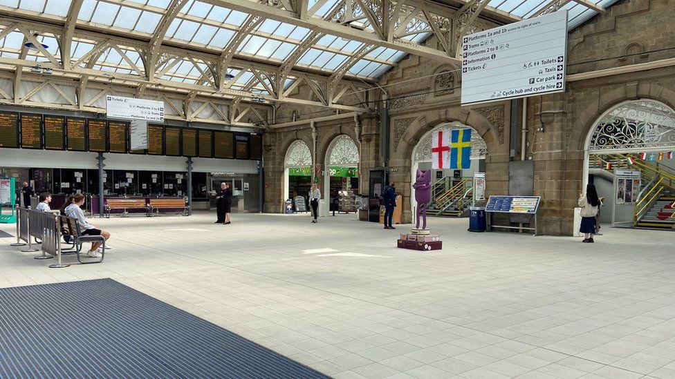 Image of quiet concourse in Sheffield Station