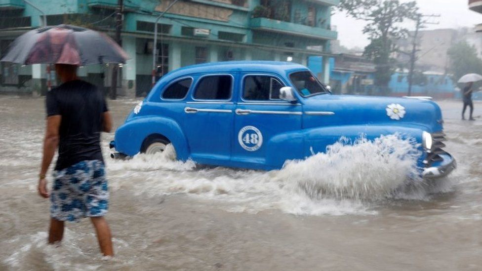 Старинный автомобиль на затопленных улицах Гаваны
