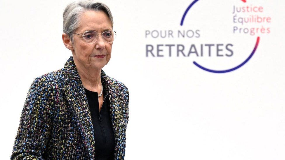 Премьер-министр Франции Элизабет Борн уходит со сцены после представления правительственного плана пенсионной реформы во время пресс-конференции в Париже 10 января 2023 г.