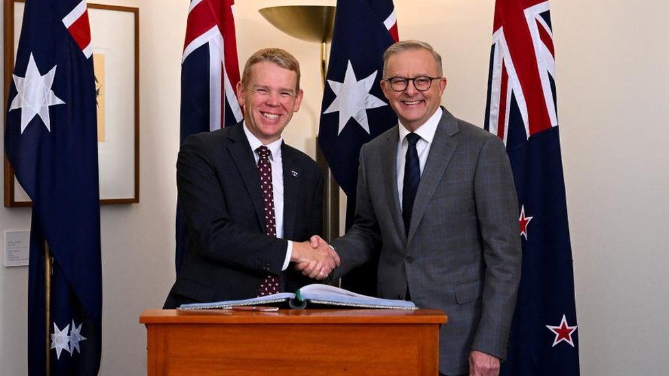 Премьер-министр Новой Зеландии Крис Хипкинс обменивается рукопожатием с премьер-министром Австралии Энтони Альбанезе перед двусторонней встречей в здании парламента в Канберре, Австралия, 7 февраля 2023 г.