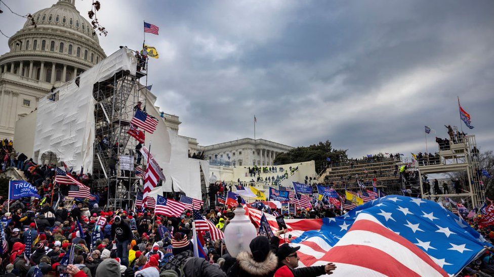 Сторонники Трампа сталкиваются с полицией и силами безопасности, когда люди пытаются штурмовать Капитолий США 6 января 2021 года в Вашингтоне, округ Колумбия