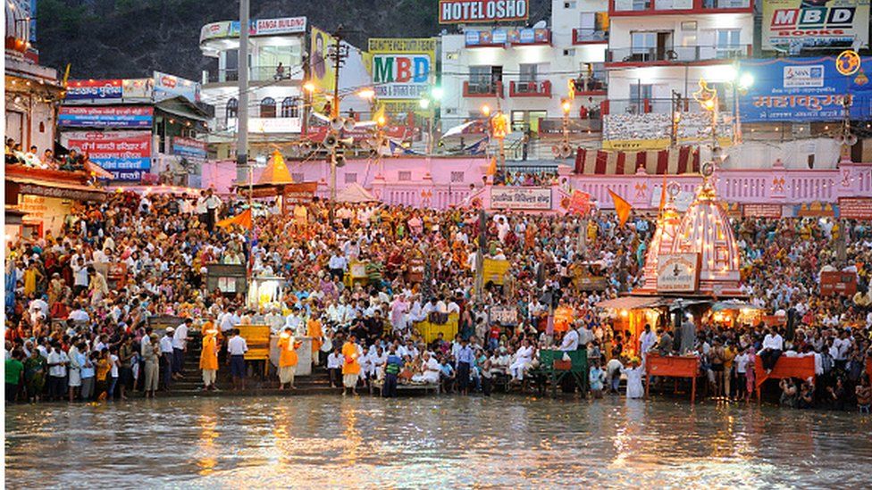 Артистическая церемония возле реки Ганг. Паломники во время церемонии Аарти, индуистского ритуала, во время которого свет от фитилей, пропитанных гхи (очищенным маслом) или камфорой, предлагается одному или нескольким божествам, во время Кумбха Мела в Харидваре 10 февраля 2010 года, Индия.