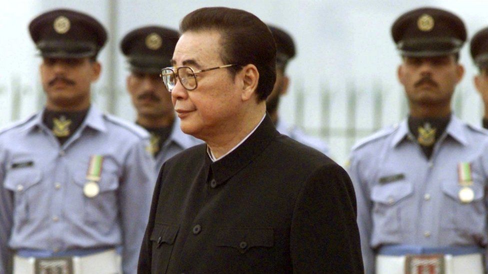 Li Peng inspects a military honour guard at Prime Minister House in Islamabad, Pakistan 9 April, 1999