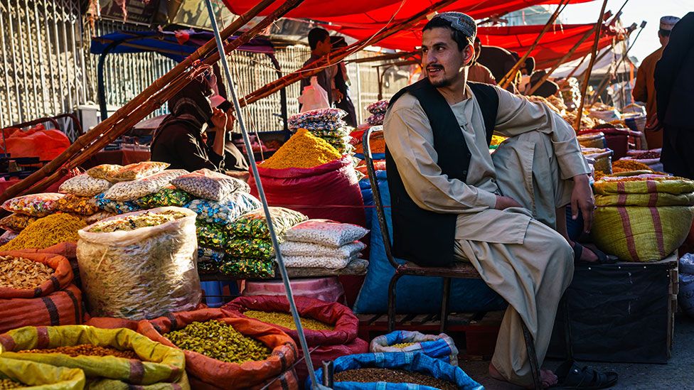 Торговец на рынке в Кандагаре, последнем крупном оплоте Талибана, захваченном США в 2001 году