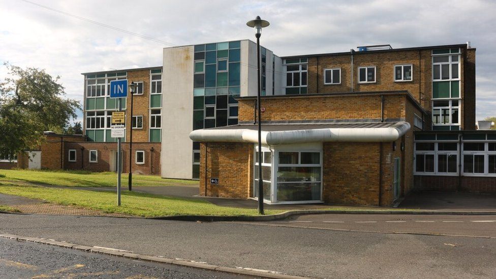 Bedfordshire drivers face fines for idling engines at schools - BBC News