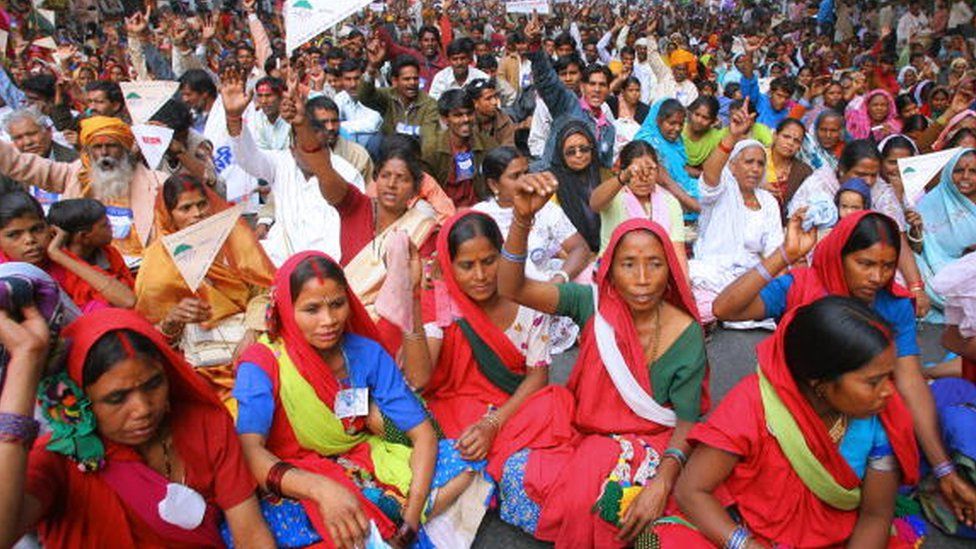 Индийские далиты слушают во время антиправительственного митинга, организованного Национальной конференцией организаций далитов в Нью-Дели, 5 декабря 2006 г.