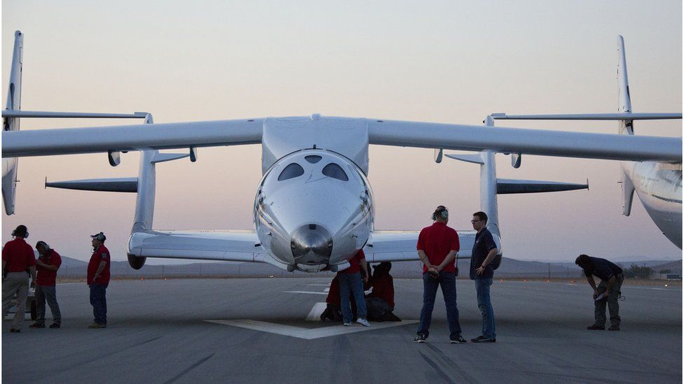 2013 年首次動力飛行前的 VSS Enterprise