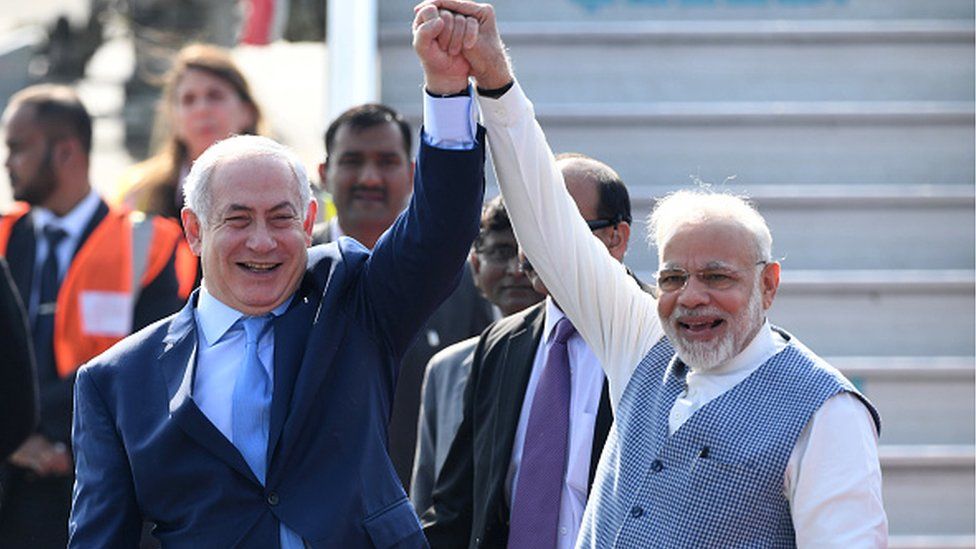 Премьер-министр Индии Нарендра Моди (справа) и премьер-министр Израиля Биньямин Нетаньяху позируют фотографам после прибытия НЕтаньягу на базу ВВС в Нью-Дели 14 января 2018 г.