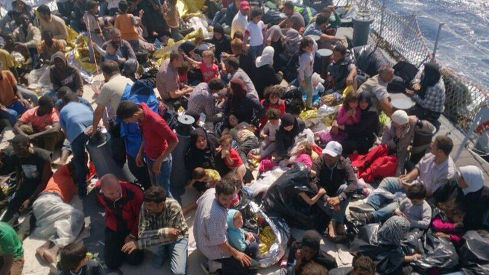 Мигранты платят торговцам людьми сотни долларов за то, чтобы они перебрались из Ливии в Европу