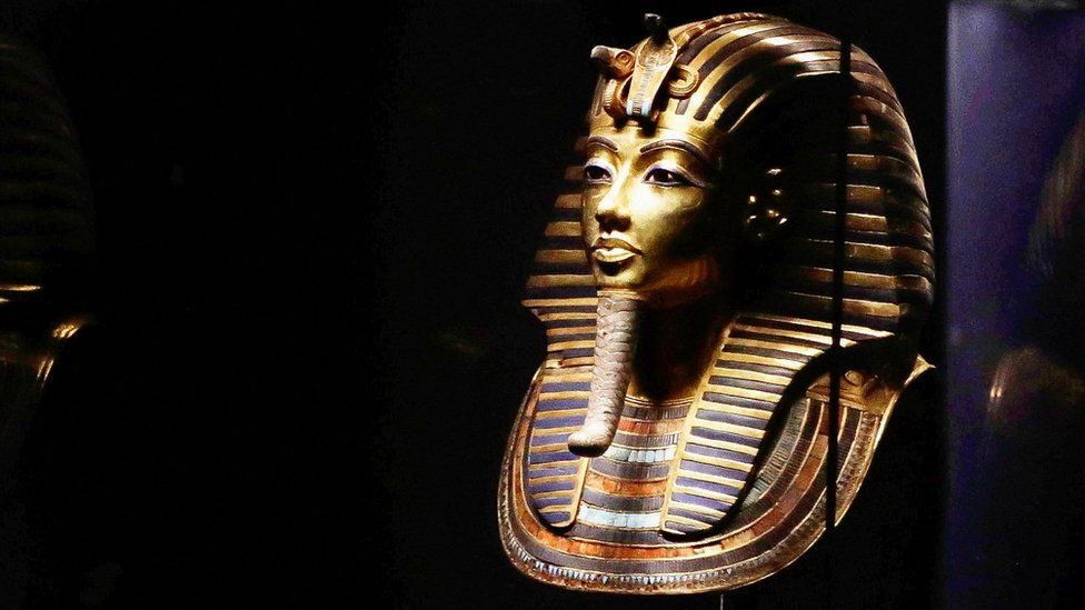 หน้ากากทองคำของตุตันคามุนจัดแสดงอยู่ในตู้กระจกที่พิพิธภัณฑ์อียิปต์ ขณะที่กระทรวงการท่องเที่ยวและโบราณวัตถุของอียิปต์ฉลองวันท่องเที่ยวโลก ในกรุงไคโร ประเทศอียิปต์ 27 กันยายน 2022