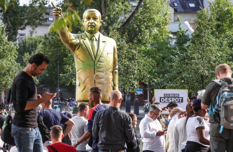 Wiesbaden in Germany removes gold statue of Turkey&#39;s President Erdogan -  BBC News