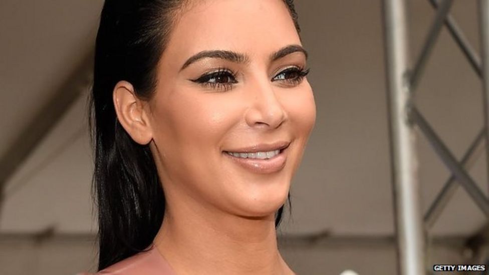 Kardashian selfie rebuked by US drugs watchdog - BBC News