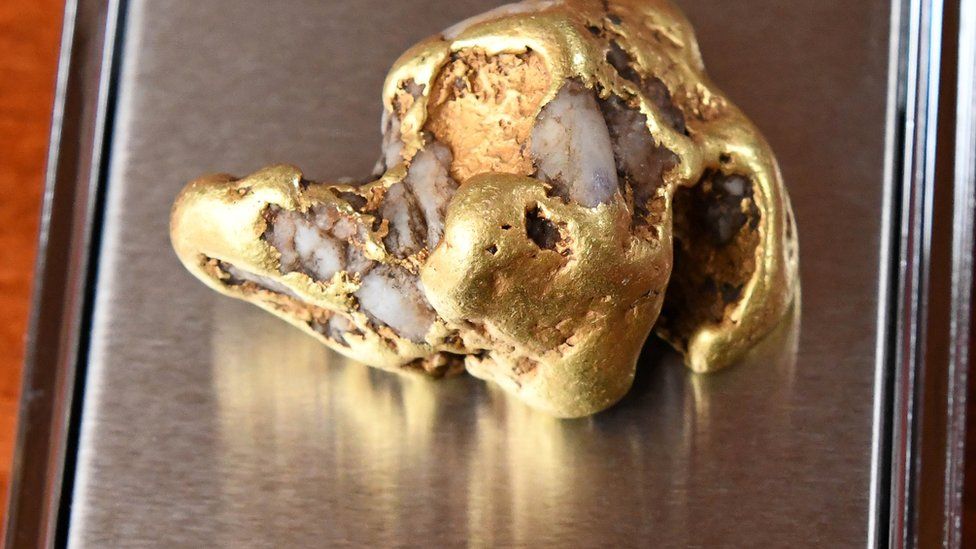 Detectorist finds largest ever gold nugget under English soil