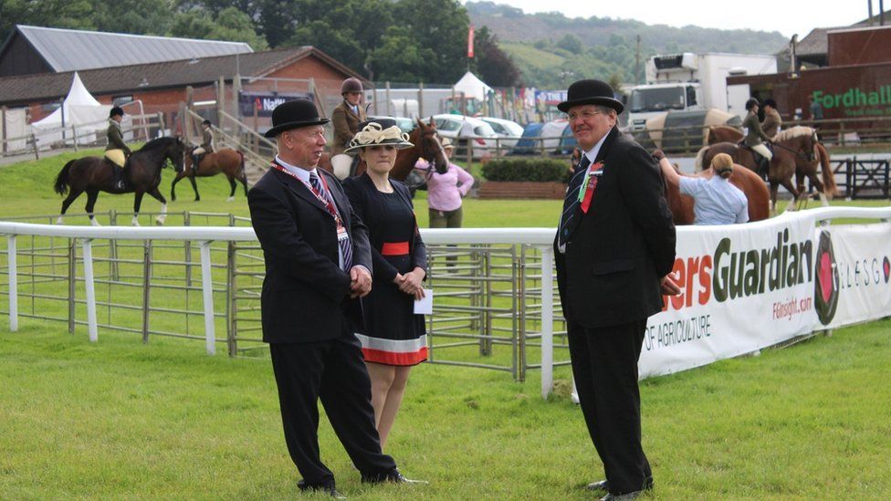 Rhaid i'r beirniaid edrych ar eu gorau hefyd // The judges must be immaculately turned out as well