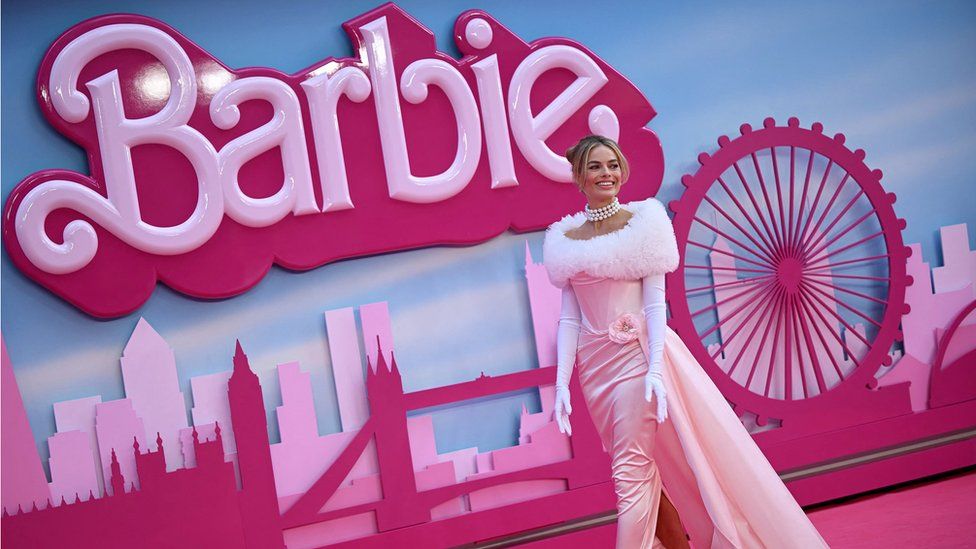 Марго Робби в роли Барби на премьере фильма в Лондоне