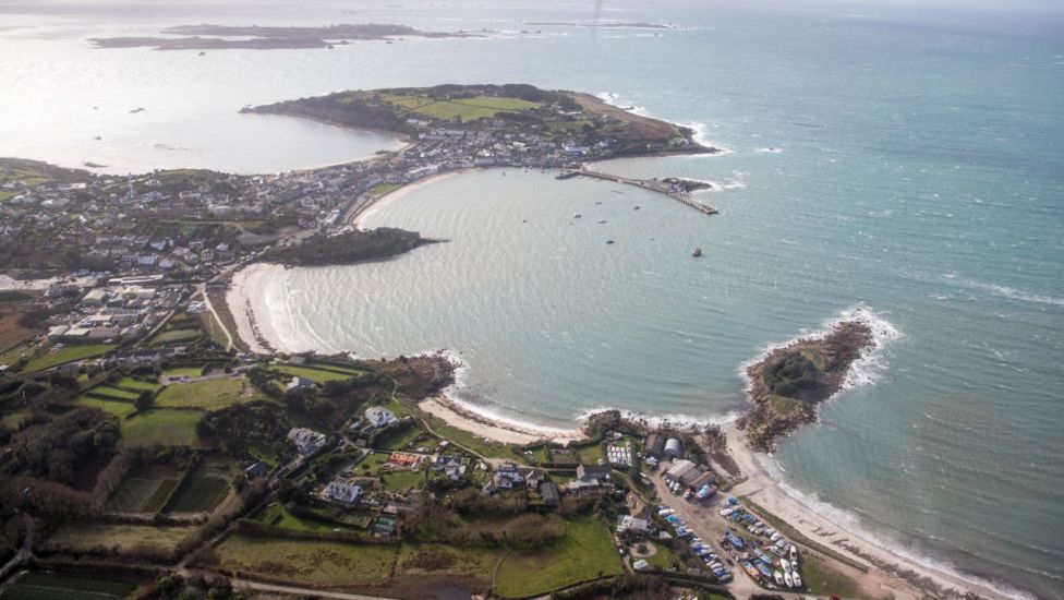 Search for missing diver off Isles of Scilly - BBC News