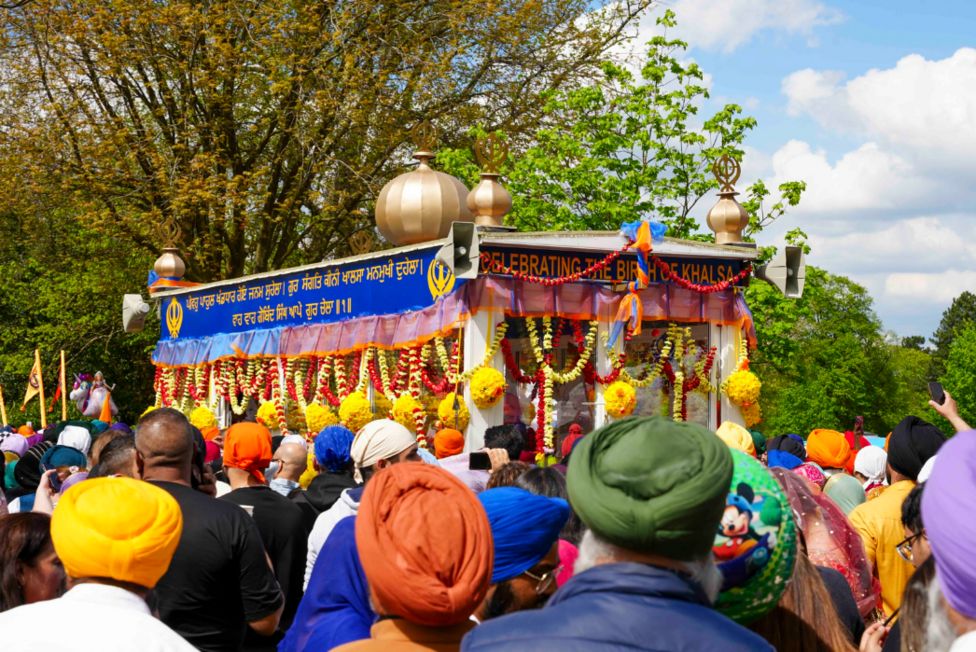 Thousands celebrate Vaisakhi in Wolverhampton park BBC News