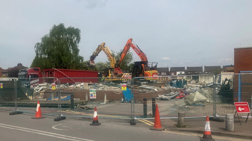 Stockport MP calls for long-term fix at crumbling hospital - BBC News