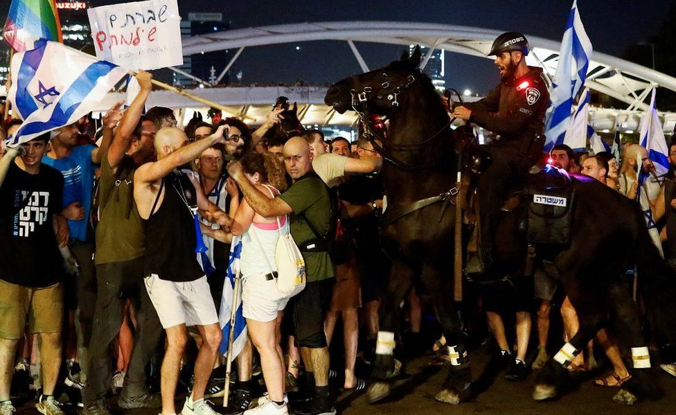 Mounted police in scuffle with crowd, Ayalon Highway in Tel Aviv, 25 Jul 23