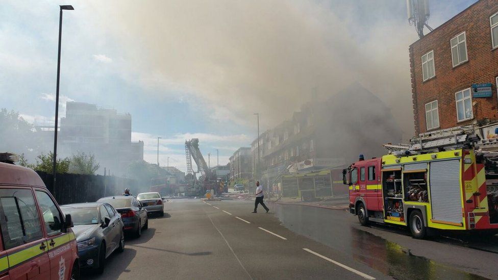 Family rescued and 14 treated after Golders Green flat fire - BBC News