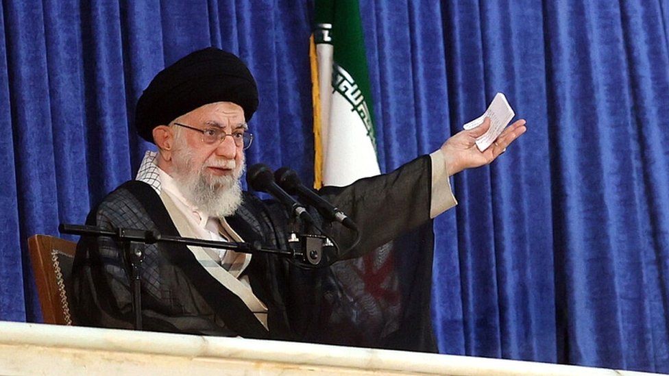 На раздаточной фотографии, предоставленной канцелярией верховного лидера Ирана, изображен верховный лидер Ирана аятолла Али Хаменеи во время 33-й годовщины смерти покойного верховного лидера страны аятоллы Хомейни в мавзолее в Тегеране, Иран, 4 июня 2022 года