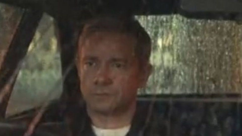 Martin Freeman and a woman sitting in a car during the advert