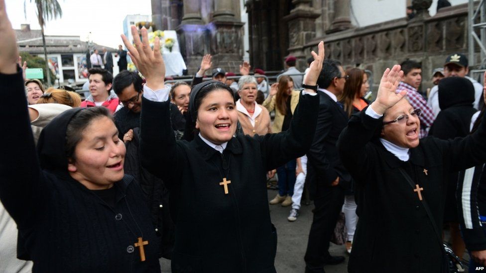 Nuns wait for the arrival of Pope Francis in Quito (06 July 2015)