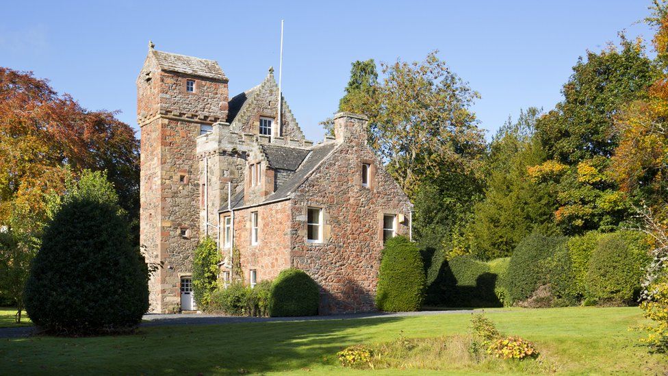 Scot down under renews appeal to sell castle in Melrose - BBC News
