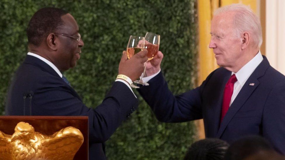 Президент США Джо Байден (справа) и президент Сенегала Маки Салл (слева) произносят тосты на ужине в рамках саммита лидеров США и Африки в Восточном зале Белого дома в Вашингтоне, округ Колумбия, США, 14 декабря 2022 г.
