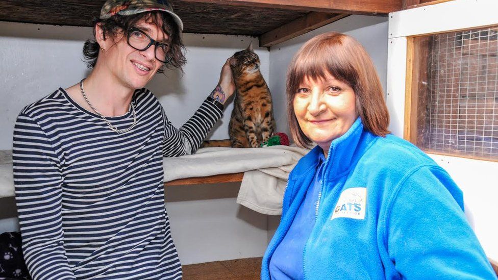 Justin Hawkins, Cully the cat and Delphine Wood