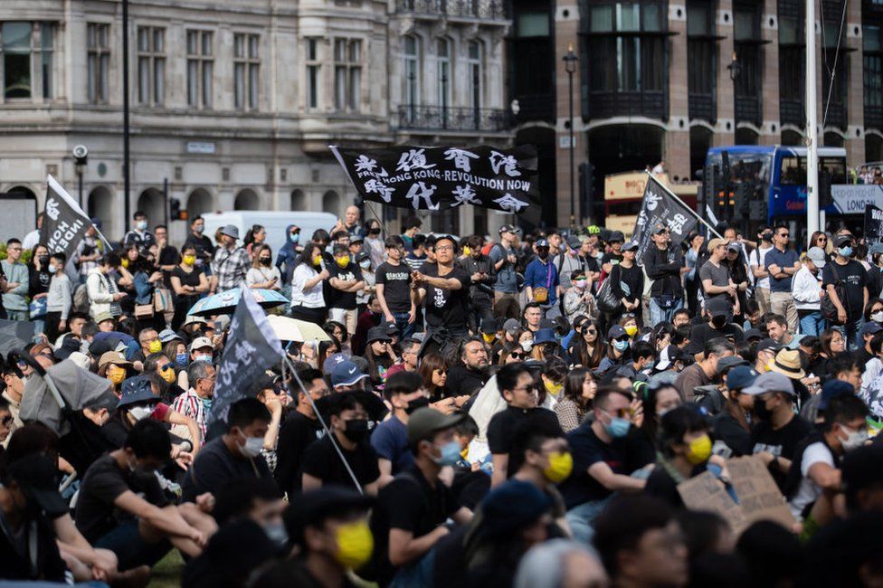 Демонстранты, выступающие за демократию, собрались на площади Парламента в Лондоне, чтобы отметить третью годовщину начала массовых демократических протестов, охвативших Гонконг в 2019 году. Организаторы заявили, что в митинге приняли участие около четырех тысяч человек.