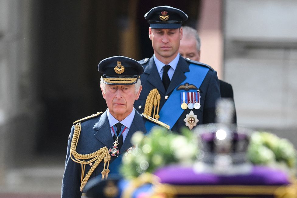 Король Карл III и принц Уильям, принц Уэльский идут за гробом королевы Елизаветы II во время процессии от Букингемского дворца до Вестминстерского дворца