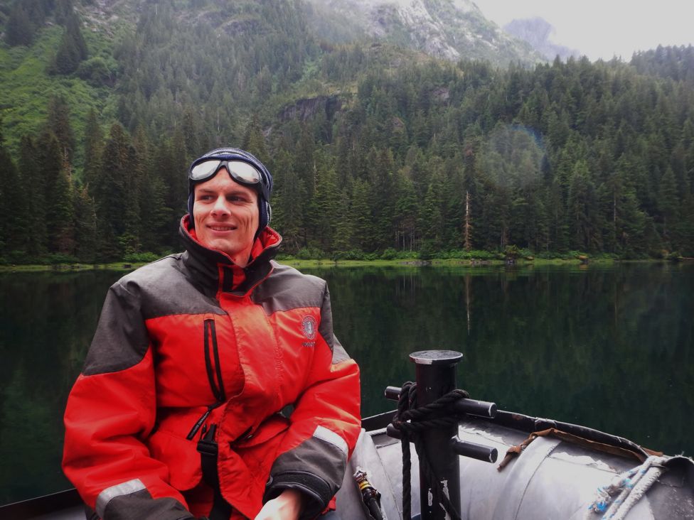 Cartógrafo húngaro Robert Szucs, dentro de barco no Alaska