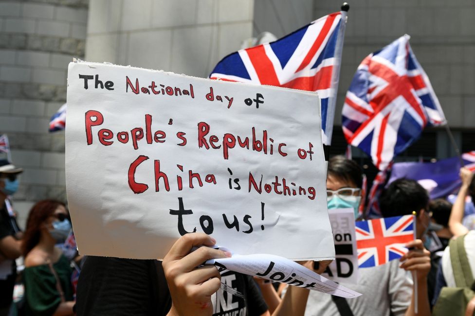 Một nhóm người Hong Kong kêu gọi Anh gây áp lực với Bắc Kinh trong cuộc biểu tình bên ngoài lãnh sự quán Anh tại Hong Kong vào ngày 1/10 năm 2019