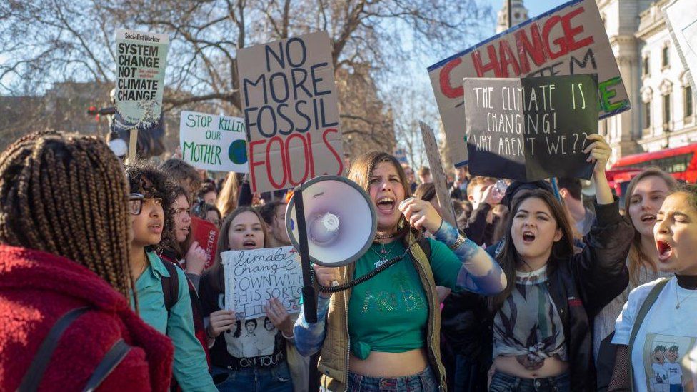 Группа детей протестует против изменения климата