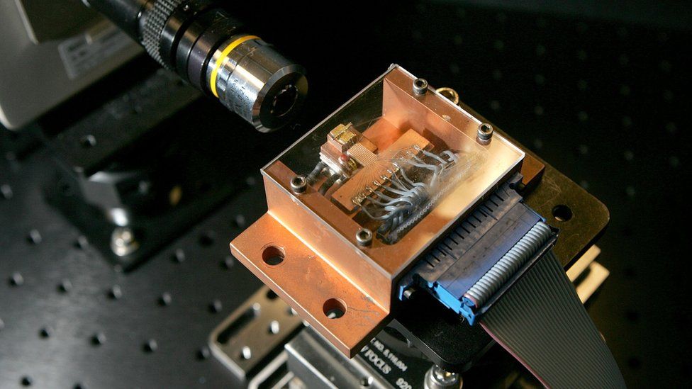 Intel silicon laser chip